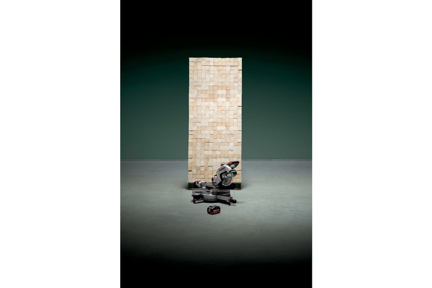 Торцовочная пила аккумуляторная Metabo KGS 18 LTX BL 216 (без АКБ и ЗУ) (614216850) 614216850 фото