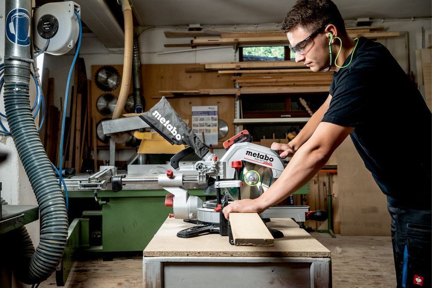 Акумуляторна торцювальна пила Metabo KGS 18 LTX BL 254 (614254650) 614254650 фото