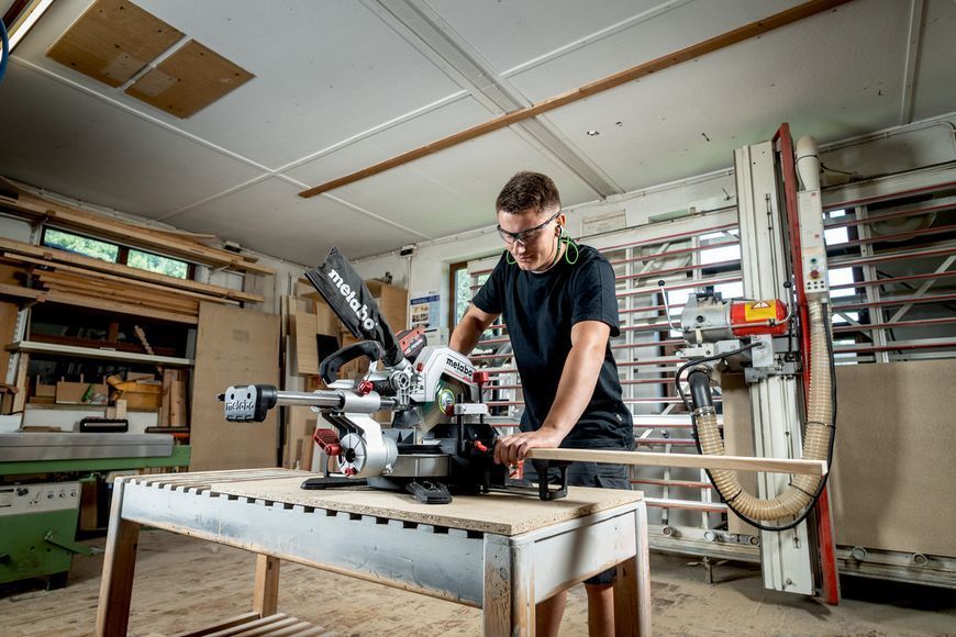 Акумуляторна торцювальна пила Metabo KGS 18 LTX BL 254 (614254650) 614254650 фото