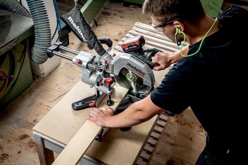 Акумуляторна торцювальна пила Metabo KGS 18 LTX BL 254 (614254650) 614254650 фото
